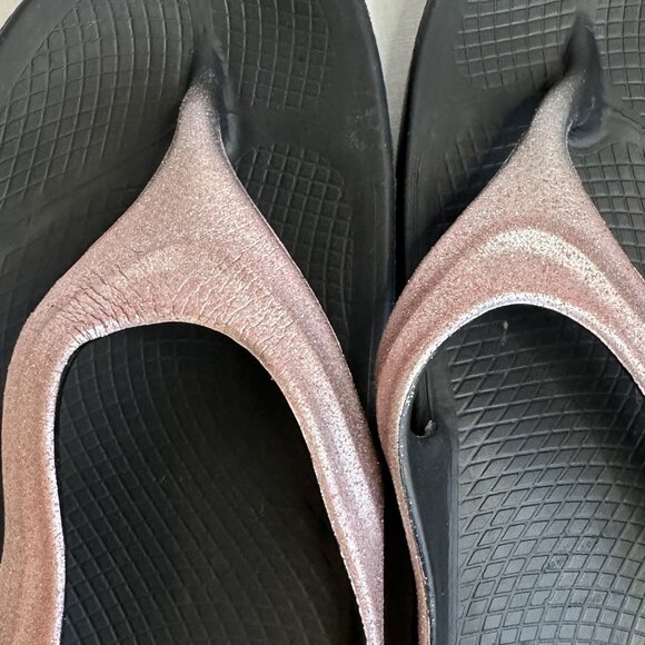 OOFOS OOlala Luxe Recovery Flip Flop Black Pink Sparkle, 8 - Picture 9 of 11